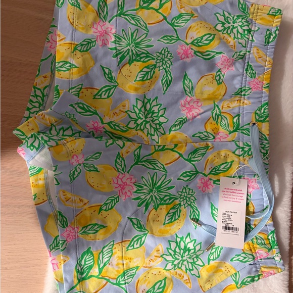 NWT Lilly Pulitzer Lemon Print Shorts size medium! 🍋 - Picture 4 of 9
